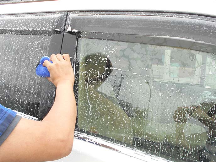 車の窓を洗う