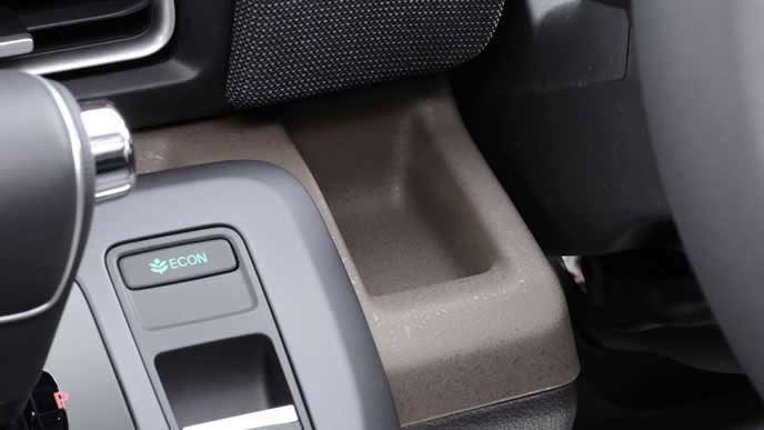フリード 1列目の左運転席インパネトレー
