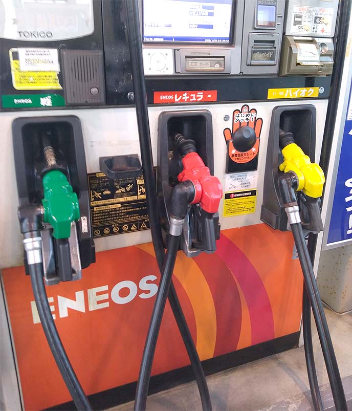 様々な種類の燃料を扱うガソリンスタンド