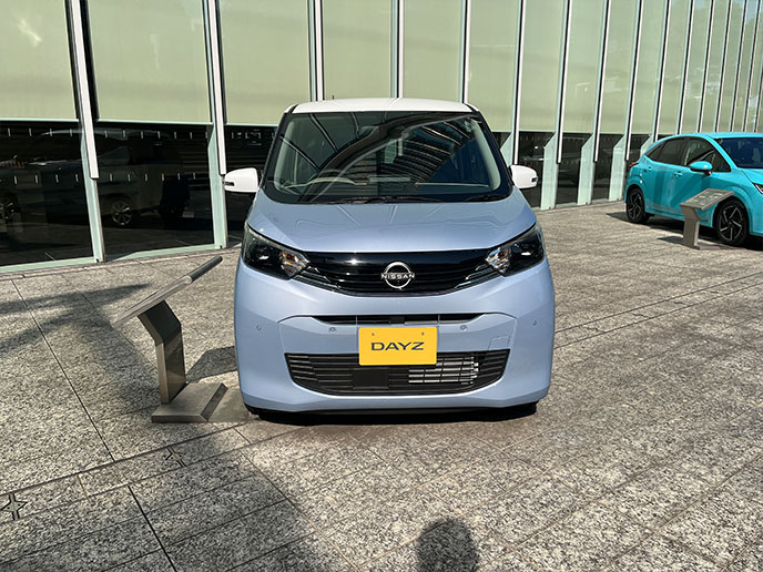 2代目デイズのVモーショングリル