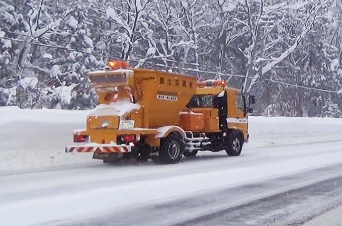 雪を運ぶ大型トラック