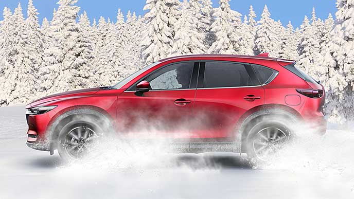 雪の上を走るマツダ CX-5