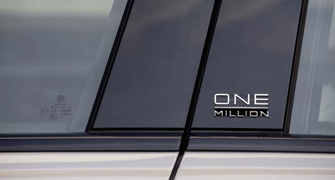 「ONE Million」ロゴバッジ