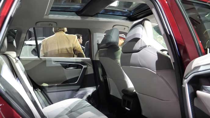 新型RAV4のリヤシート