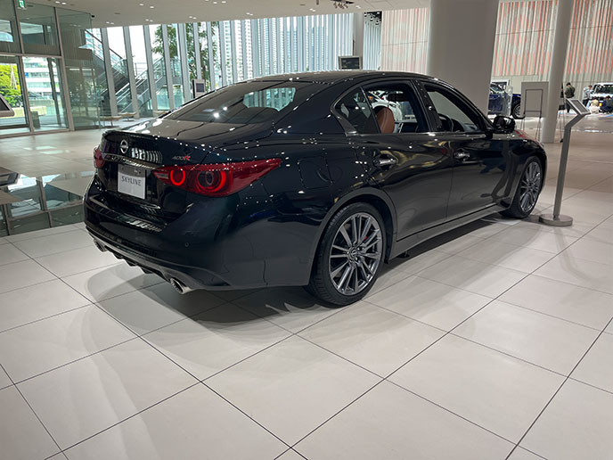 後ろから見たV37スカイライン 400R