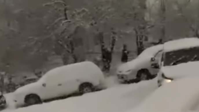 大雪で立ち往生する車