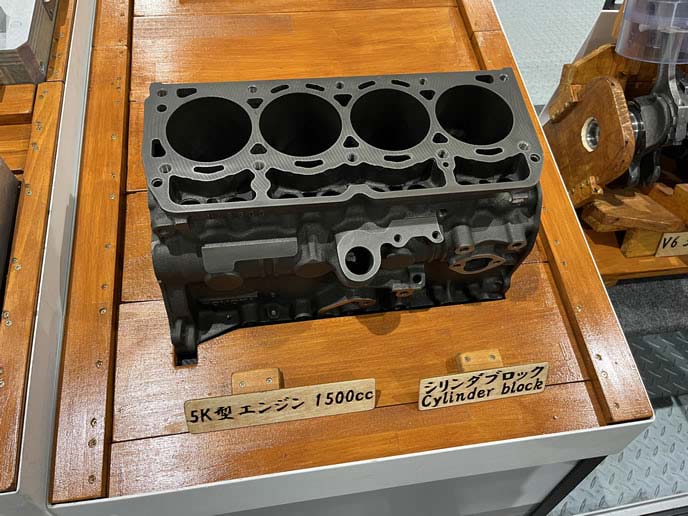 トヨタ産業技術記念館の金属加工コーナー SK型エンジン1500cc シリンダブロック