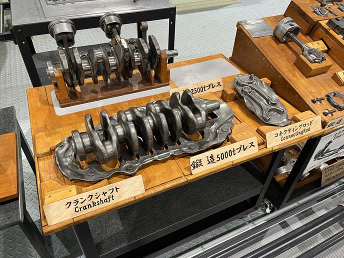 トヨタ産業技術記念館の金属加工コーナー クランクシャフト コネクティングロッド