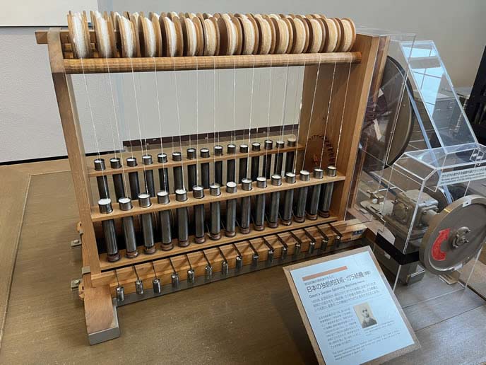 トヨタ産業技術記念館の繊維機械館 日本の独創的技術・ガラ紡機