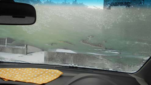 フロントガラスの凍結防止に効果的なカバーや撥水コーティング剤を用いた3つの方法