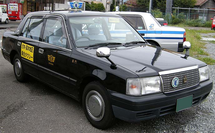 クラウンコンフォート。写真は長門山電タクシー。