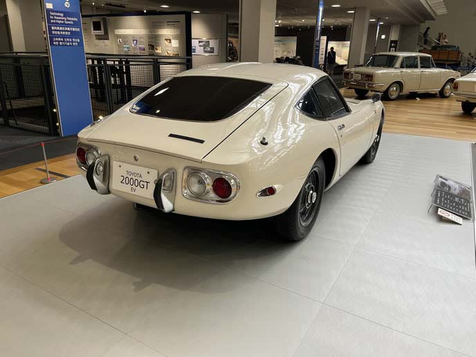 後ろから見たトヨタ 2000GT（1967）
