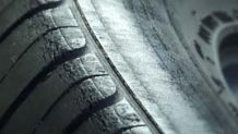 タイヤのひび割れの交換必要レベルは？ワックス等による原因とバーストを防ぐ方法