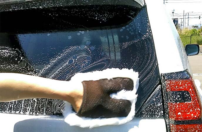 ソフト99「ムートンマスター」で車のサイドウィンドウを洗っている様子