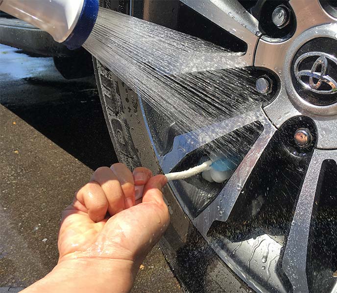 ホイール洗車には100均のブラシやスポンジが役立つ！おすすめ商品の効果を徹底検証 - COBBY