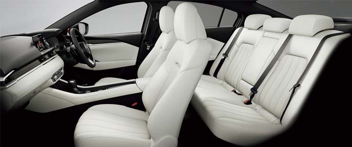 MAZDA6の内装はセダンとワゴンで共通！ターボモデルは黒×赤の専用デザインを採用 - COBBY