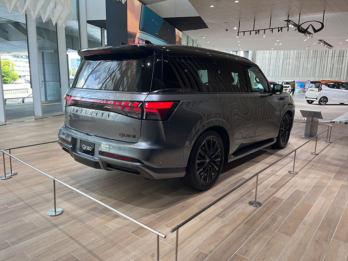 後ろから見たインフィニティ QX80