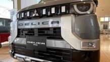 デリカミニのモデルチェンジは2025年10月29日 半円ヘッドライトのキープコンセプトでデリ丸意匠継続