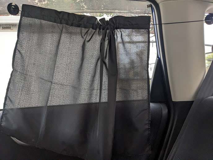 セリアの車横窓用カーテンのアップ
