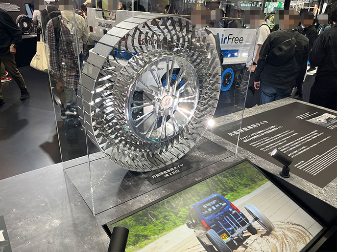 ブリヂストンが開発した月面調査車両のタイヤ