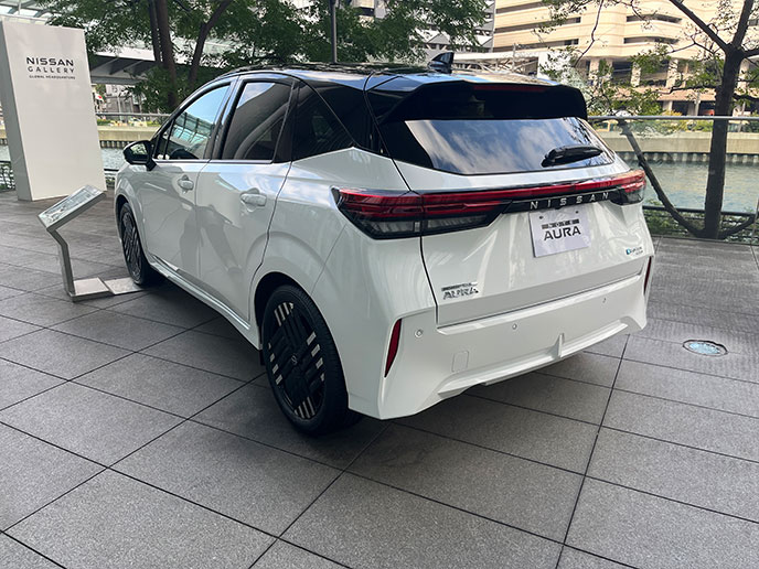 ノートオーラのリヤビュー