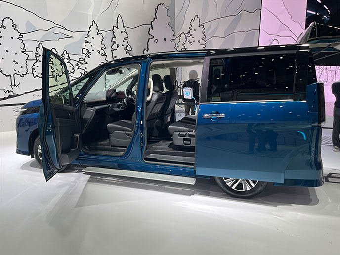 6代目セレナC28型のサイド