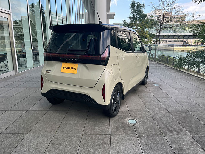 後ろから見た日産サクラ