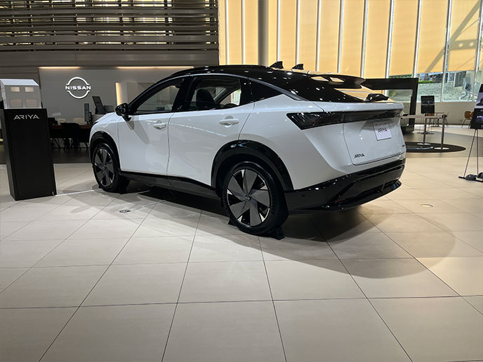 後ろから見た日産アリア