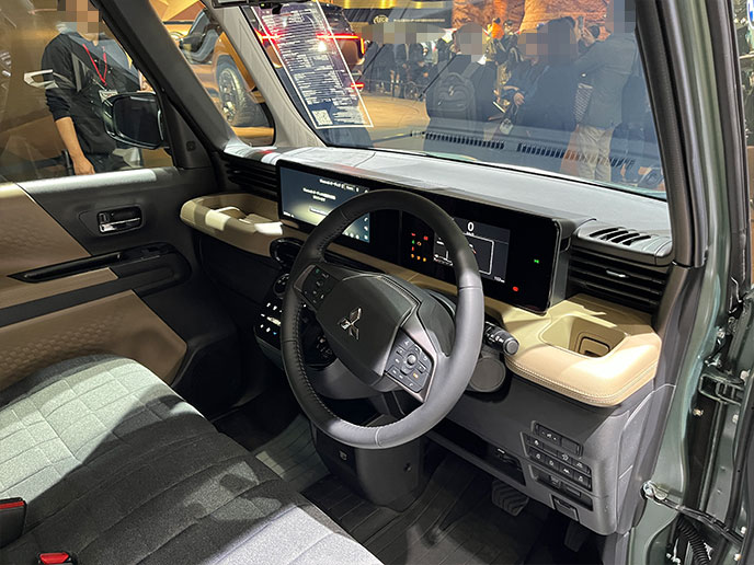 デリカミニのコックピット