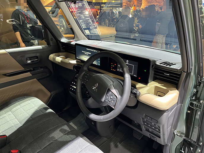 雪道を走るデリカミニ