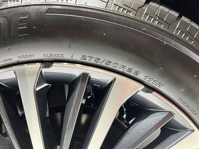パトロールが装着する275/50R22の大径タイヤ