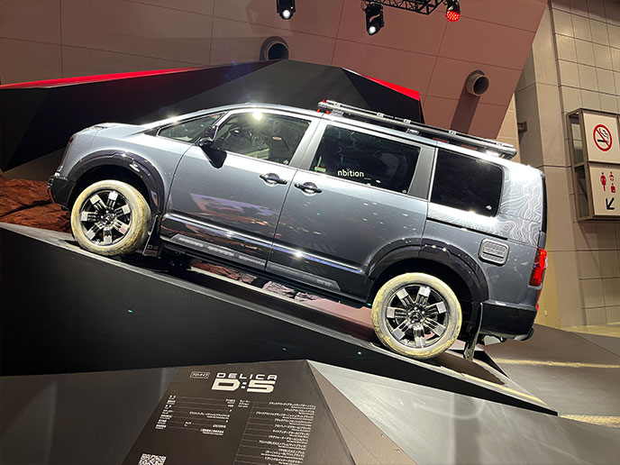 坂を登るデリカD5