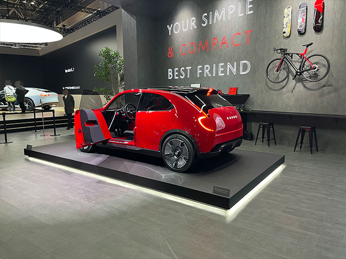 斜め後ろから見たMAZDA VISION X-COMPACTの