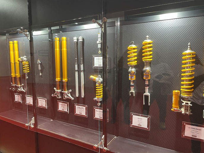 SUPER GTなどのモーターレースでも使われるOHLINSの高性能ダンパー