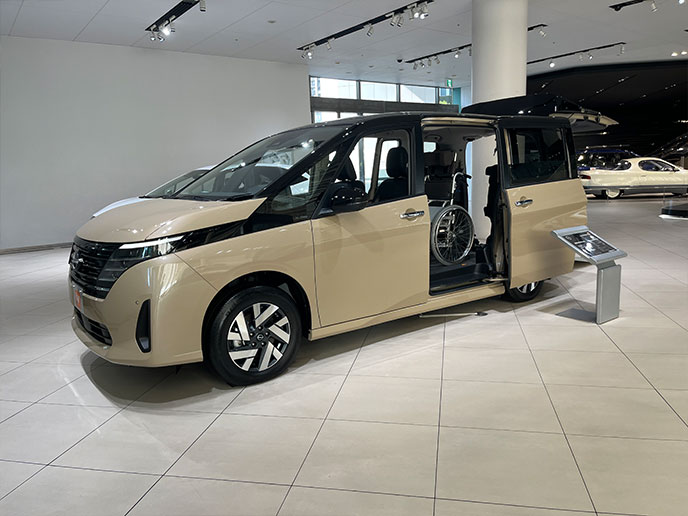 セレナ チェアキャブ スロープタイプ 車いす2名仕様