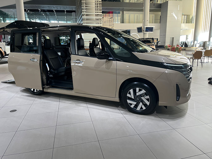 セレナ チェアキャブ スロープタイプ 車いす2名仕様