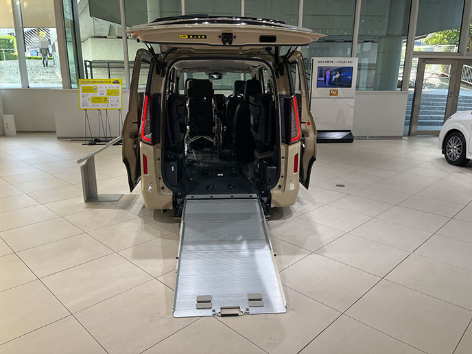 セレナ チェアキャブ スロープタイプ 車いす2名仕様