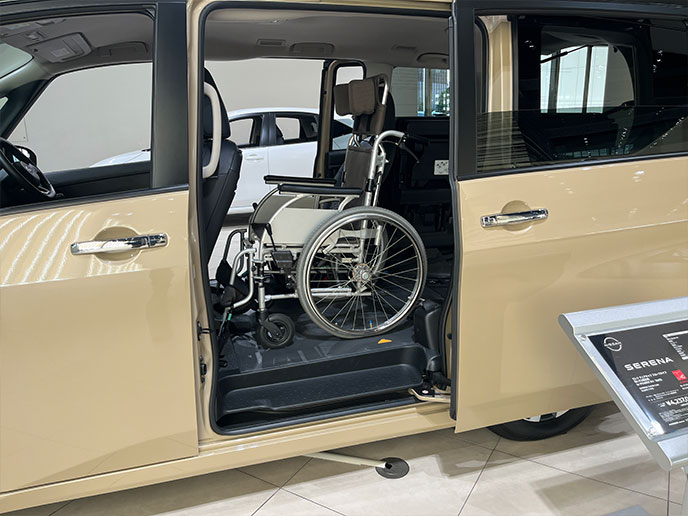 セレナ チェアキャブ スロープタイプ 車いす2名仕様