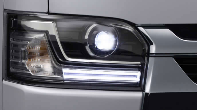 9型ハイエースのヘッドライト