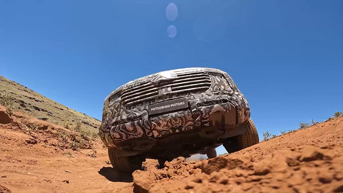 岩場を登坂する新型パジェロのプロトタイプ